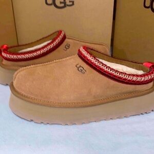 UGG Tazz Chestnut, Size 5 (New in Box)
